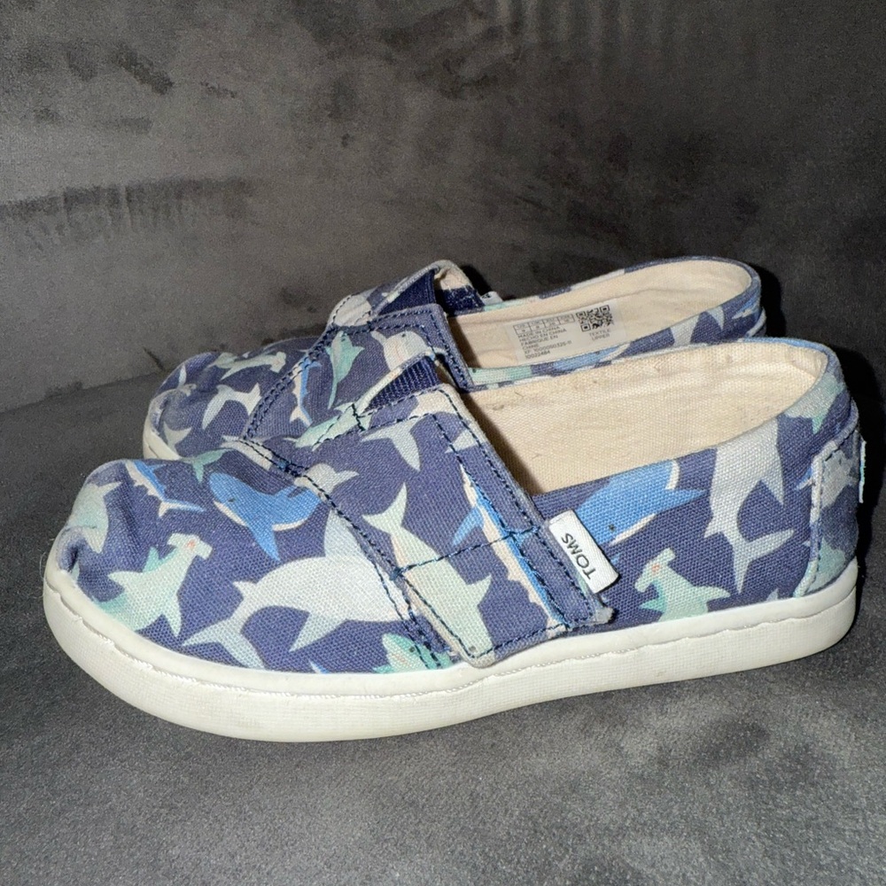 Good Used Condition | size 9 | TOMS Kids Navy Shark Pattern Sneakers